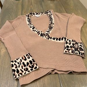 Venus cotton V-neck leopard detail size small excellent condition